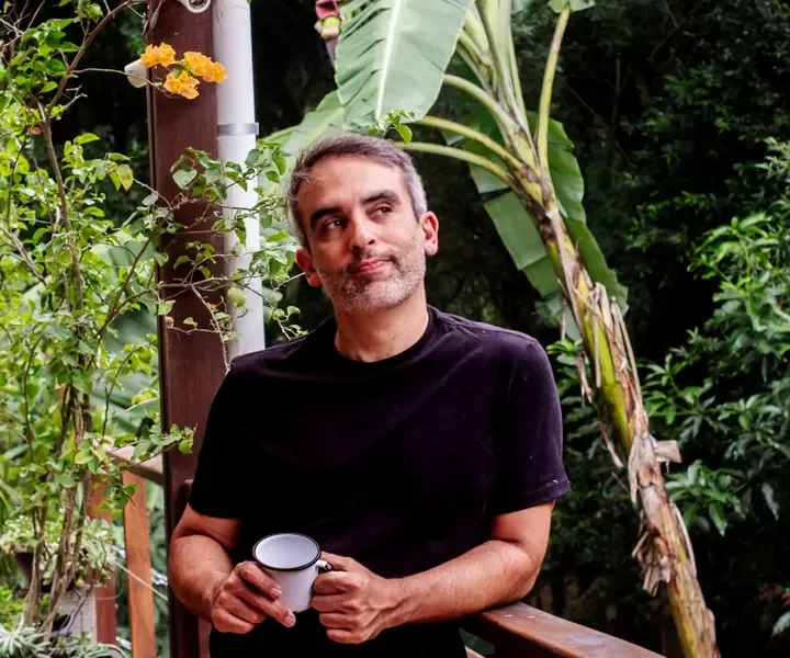 Professor Zambeli com uma caneca de café